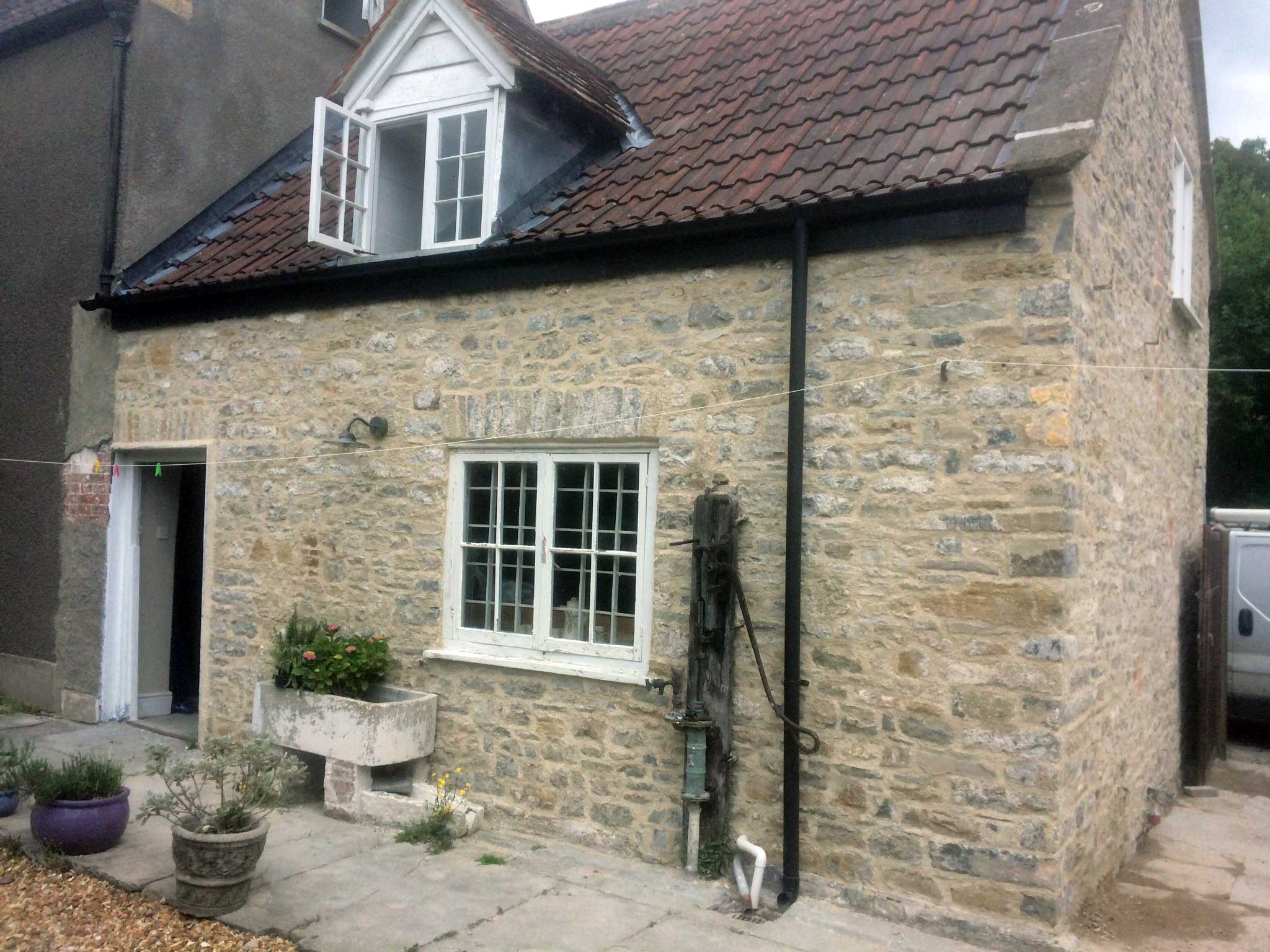 Lime mortar repoint to Grade II listed farmhouse.